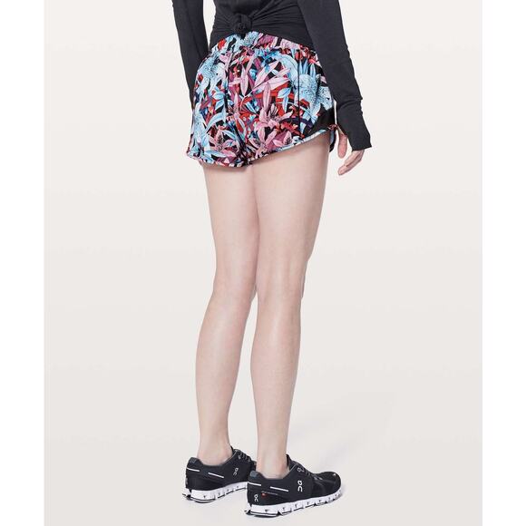 Lululemon Hotty Hot Short II *2.5" Size 8 Lillies EUC - Picture 1 of 4